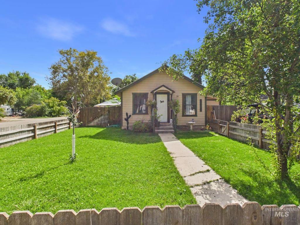 831 E 1st St & 207 S Declark