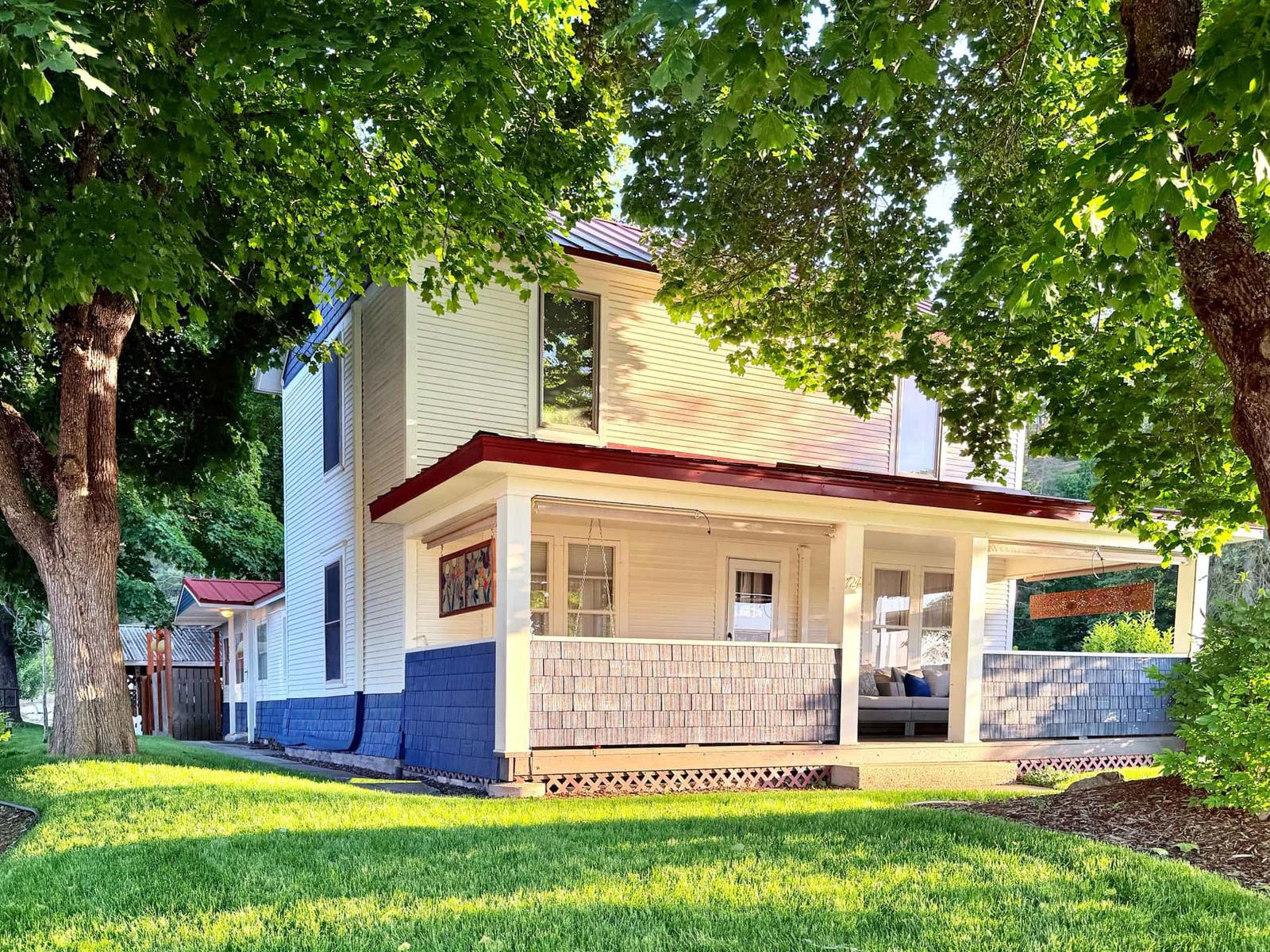 Classic Cda Charm with Porch