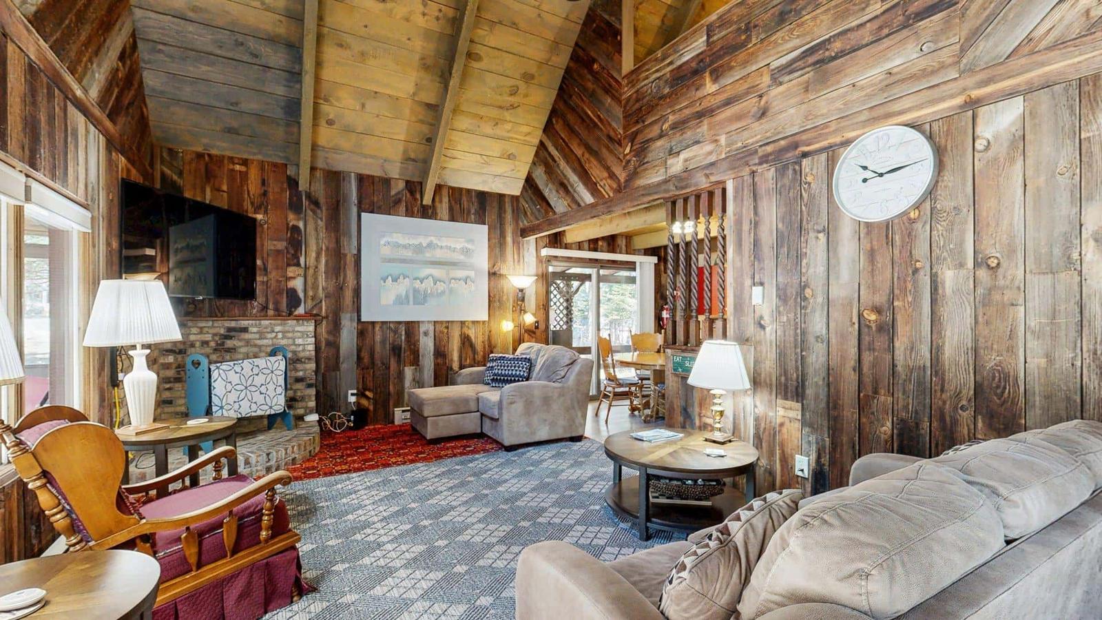 Log Cabin, Neardowntown, Trailer Parking