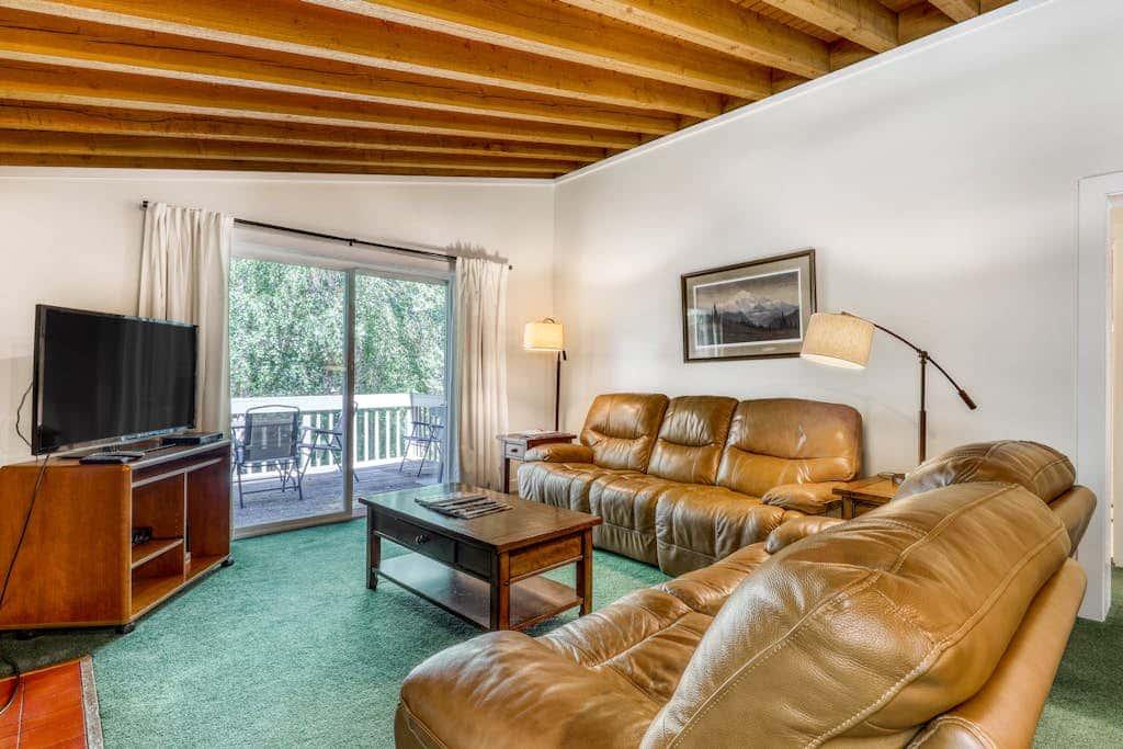 Single Level Ranch Condo in Elkhorn