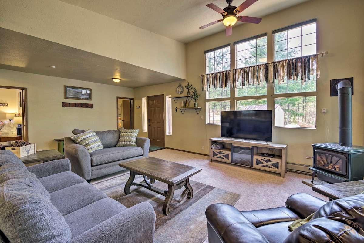 Private Cabin, 5-Min Drive to Hot Springs & Golf!