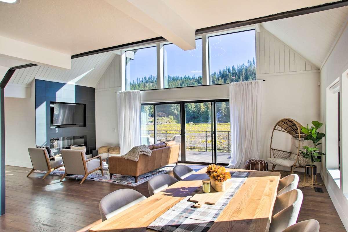 A Contemporary Dream: Lakefront Rathdrum Oasis!