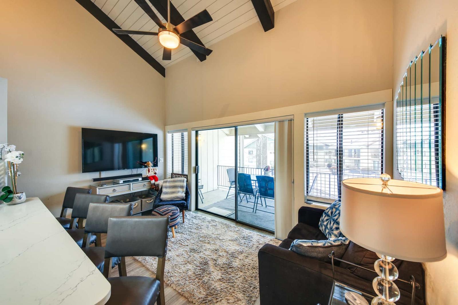 Waterfront Condo: Lake Access!