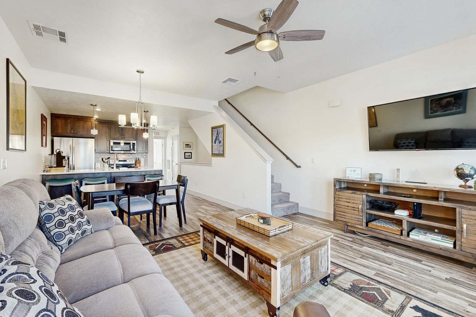 Modern Retreat, Sleeps 6, Close to Lake
