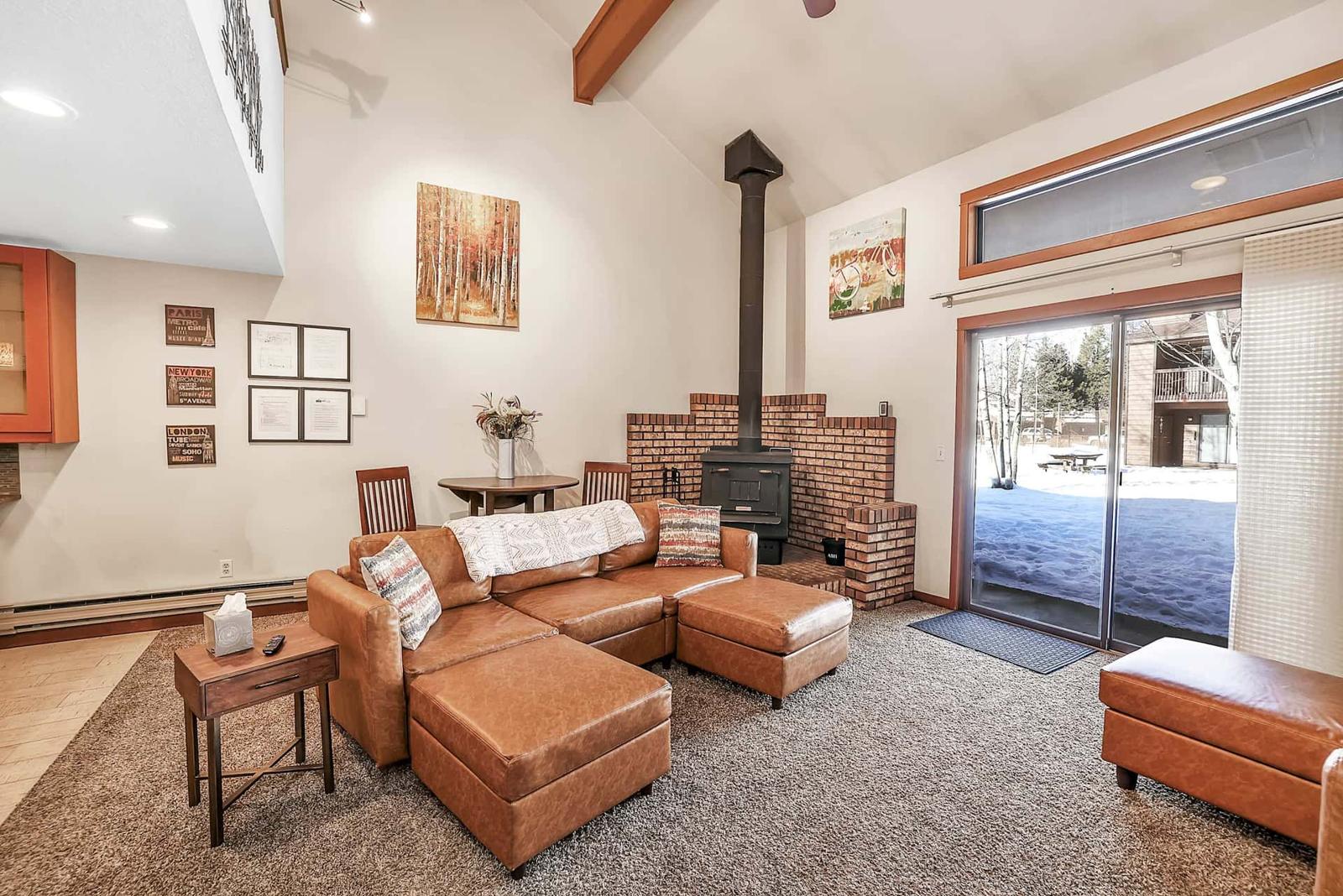 Sunny Getaway Sleeps 8, & Walk to Lake