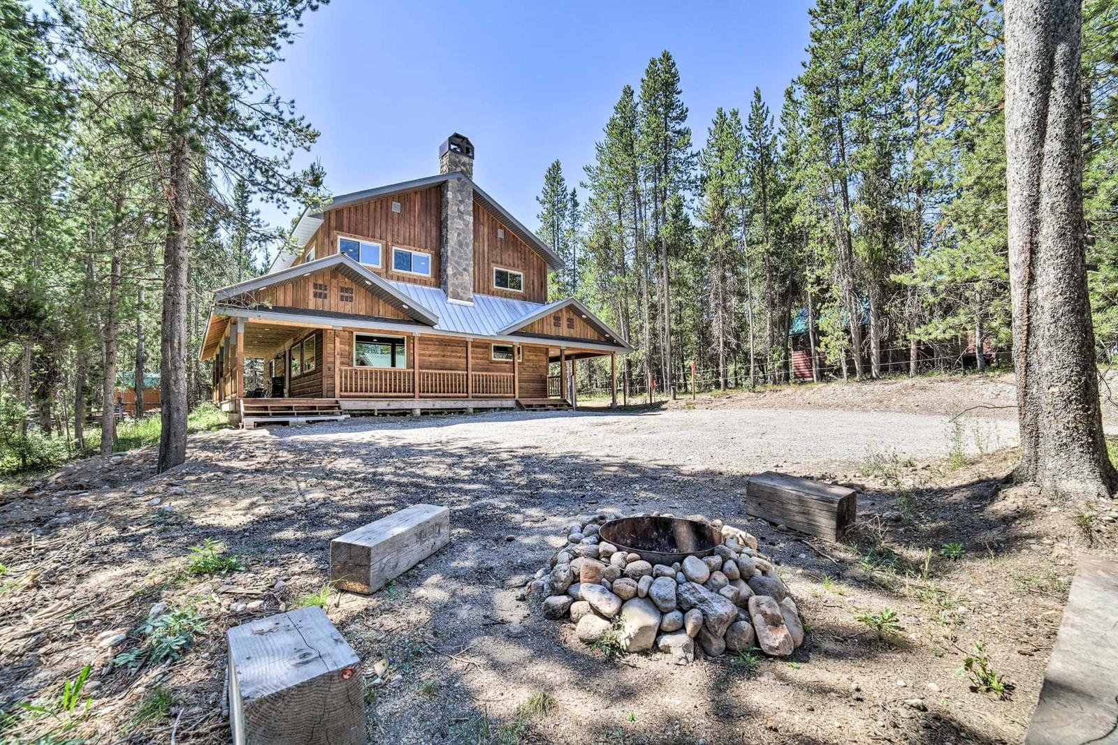 22 Mi to Yellowstone! Swiss Cabin in Mack's Inn