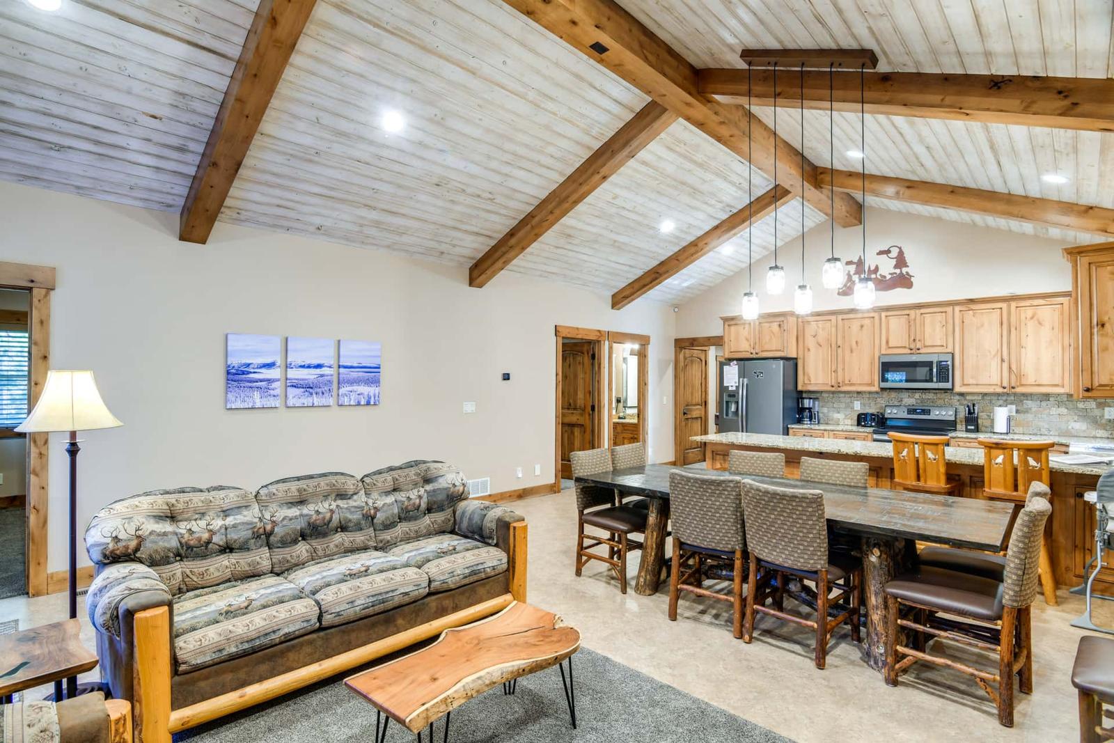 Outdoor Adventure Hub ~ 20 Miles to Yellowstone!