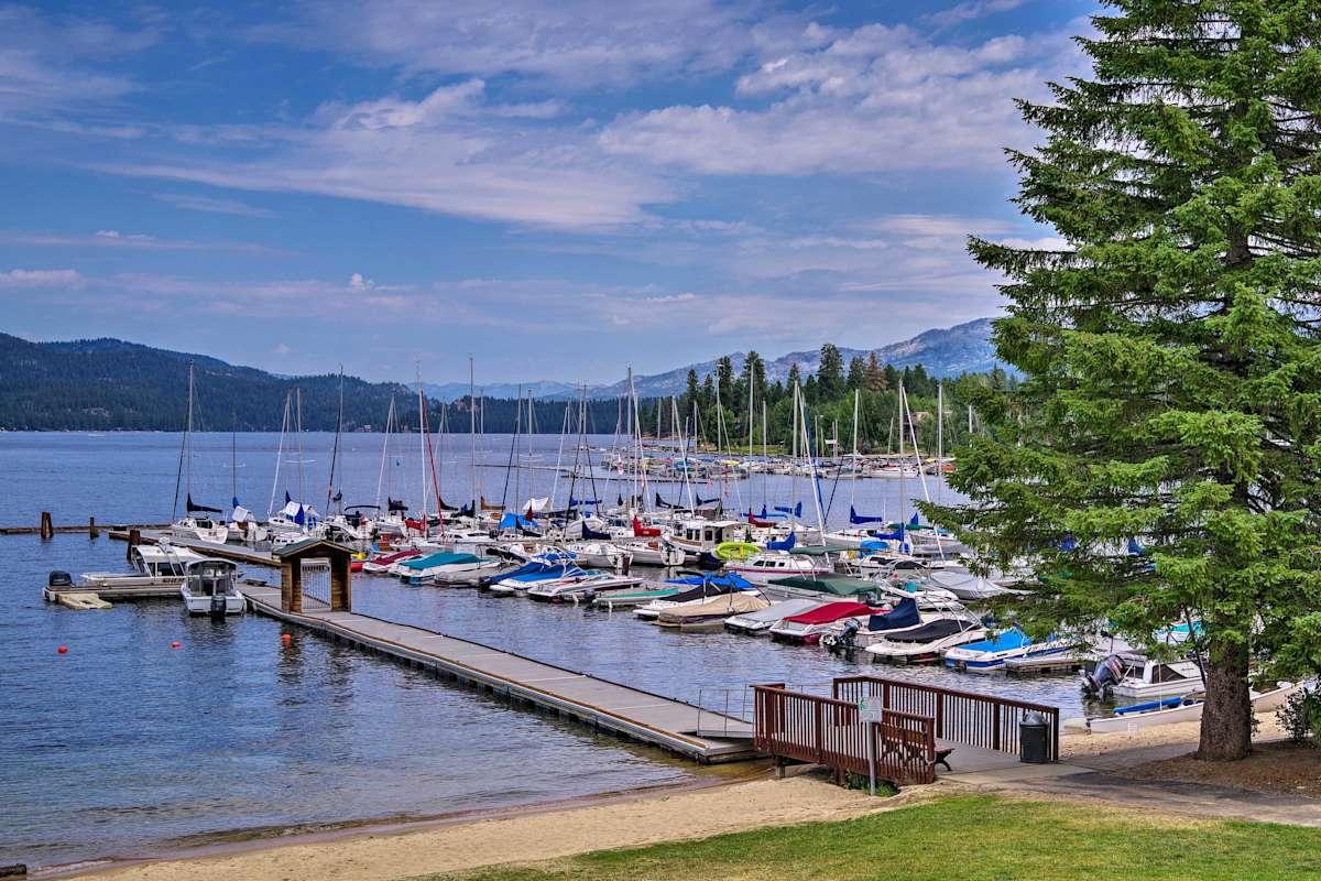 Walk to Beach, Marina, Shopping and Dining!