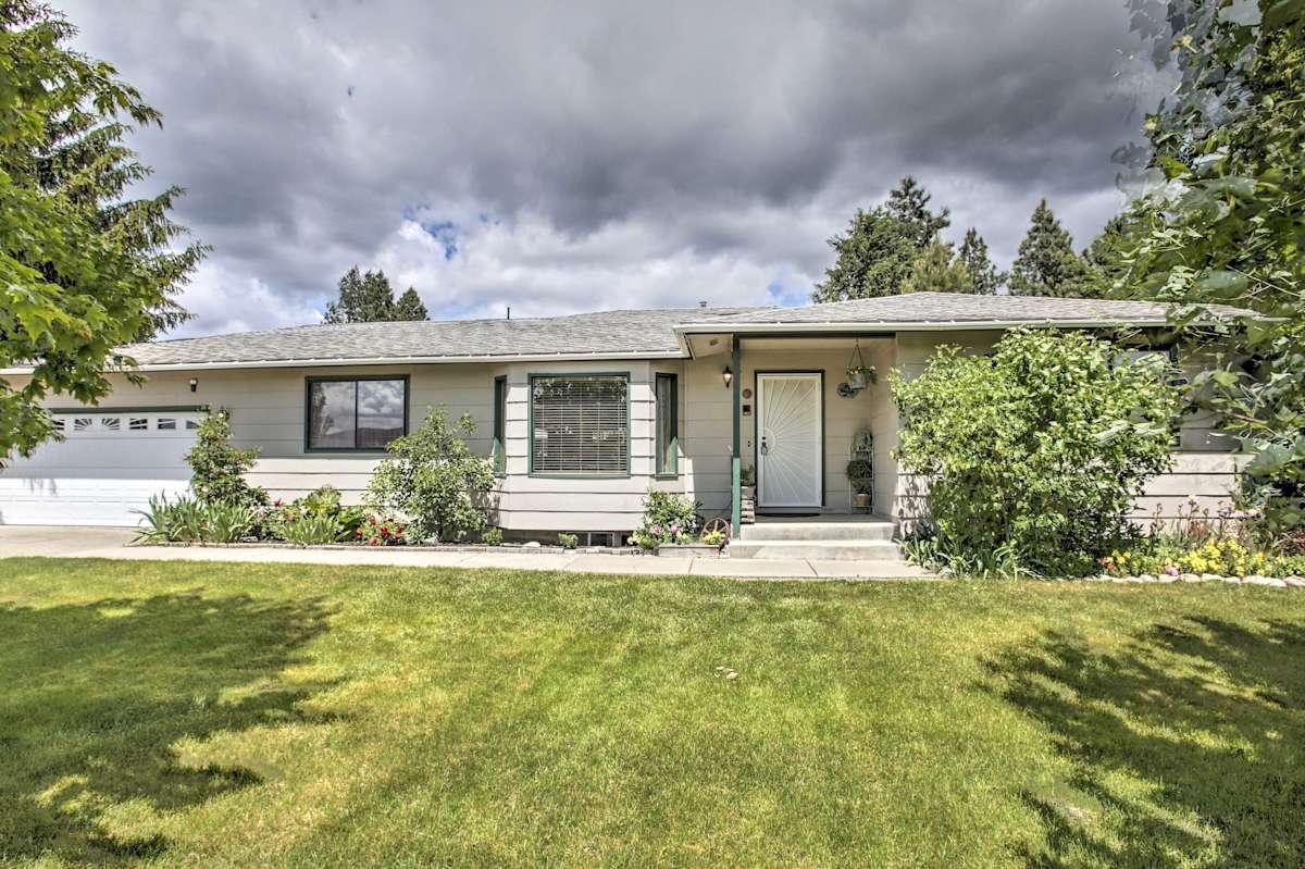 Sunny Home W Patio < 10 Mi to Lake