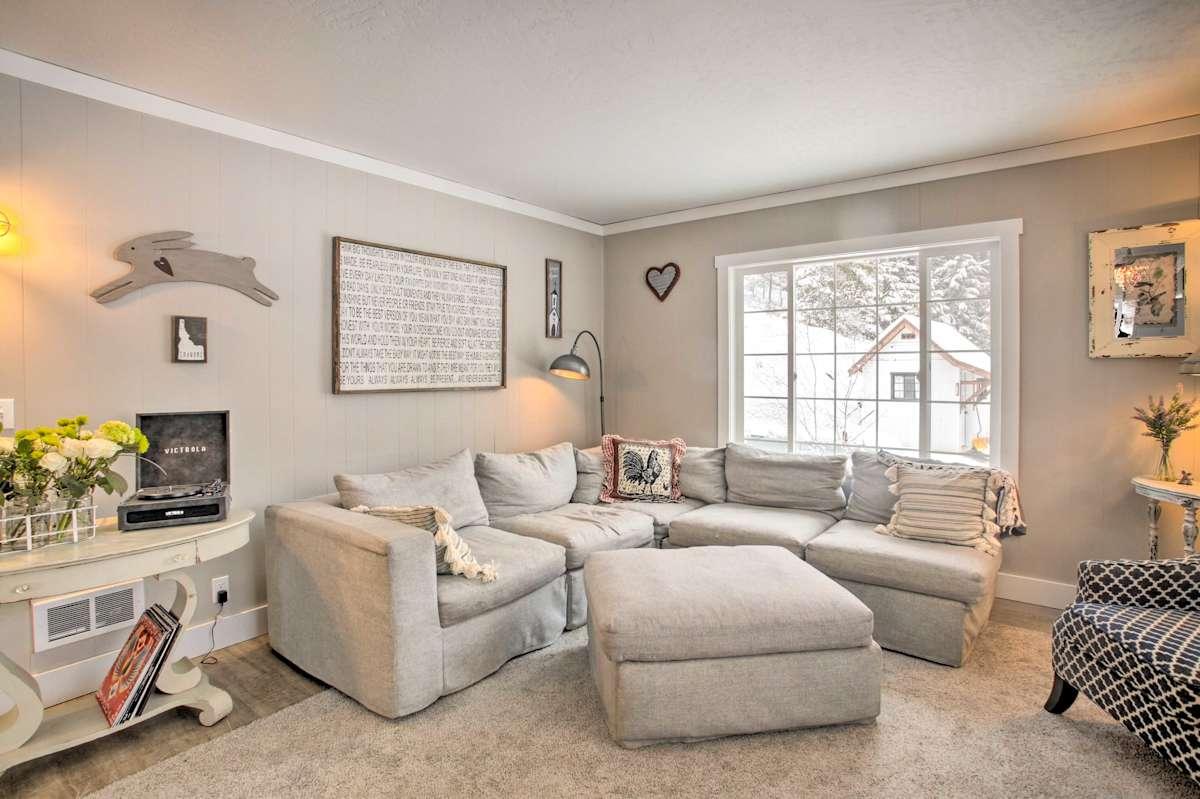 Modern Farmhouse W Movie Room - 6 Mi to Lake!