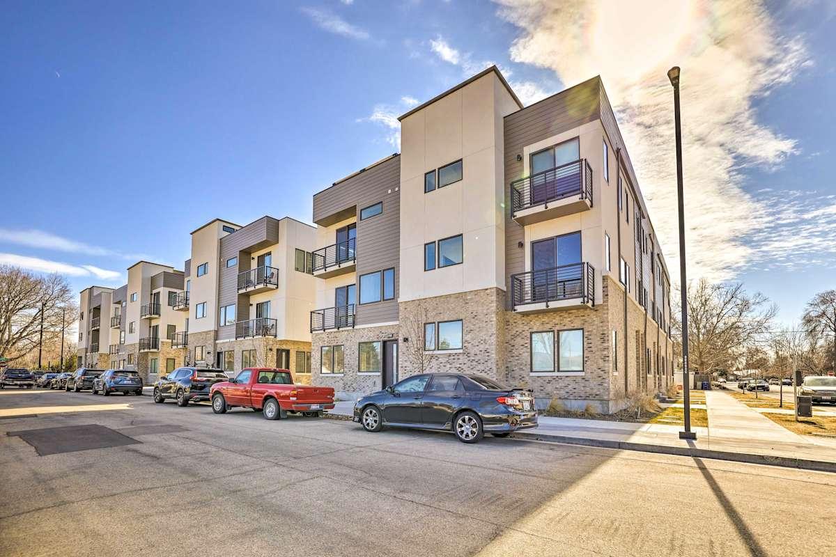 Townhome W Rooftop Deck, 2 Mi to Downtown!
