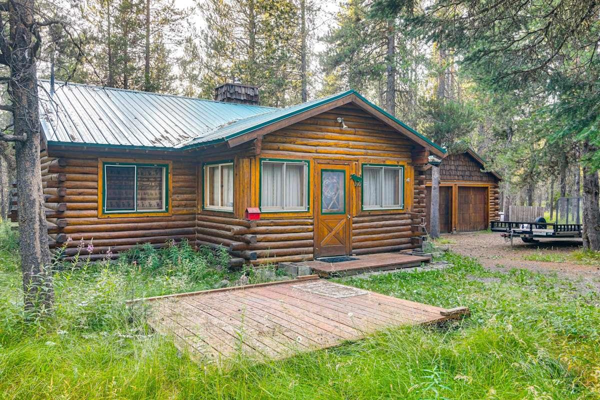 Island Park Fishing Cabin - Walk to Henry’s Fork!