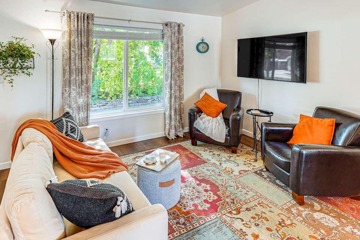 1 Mi to Tubbs Hill & Lake: Midtown Home W Yard!