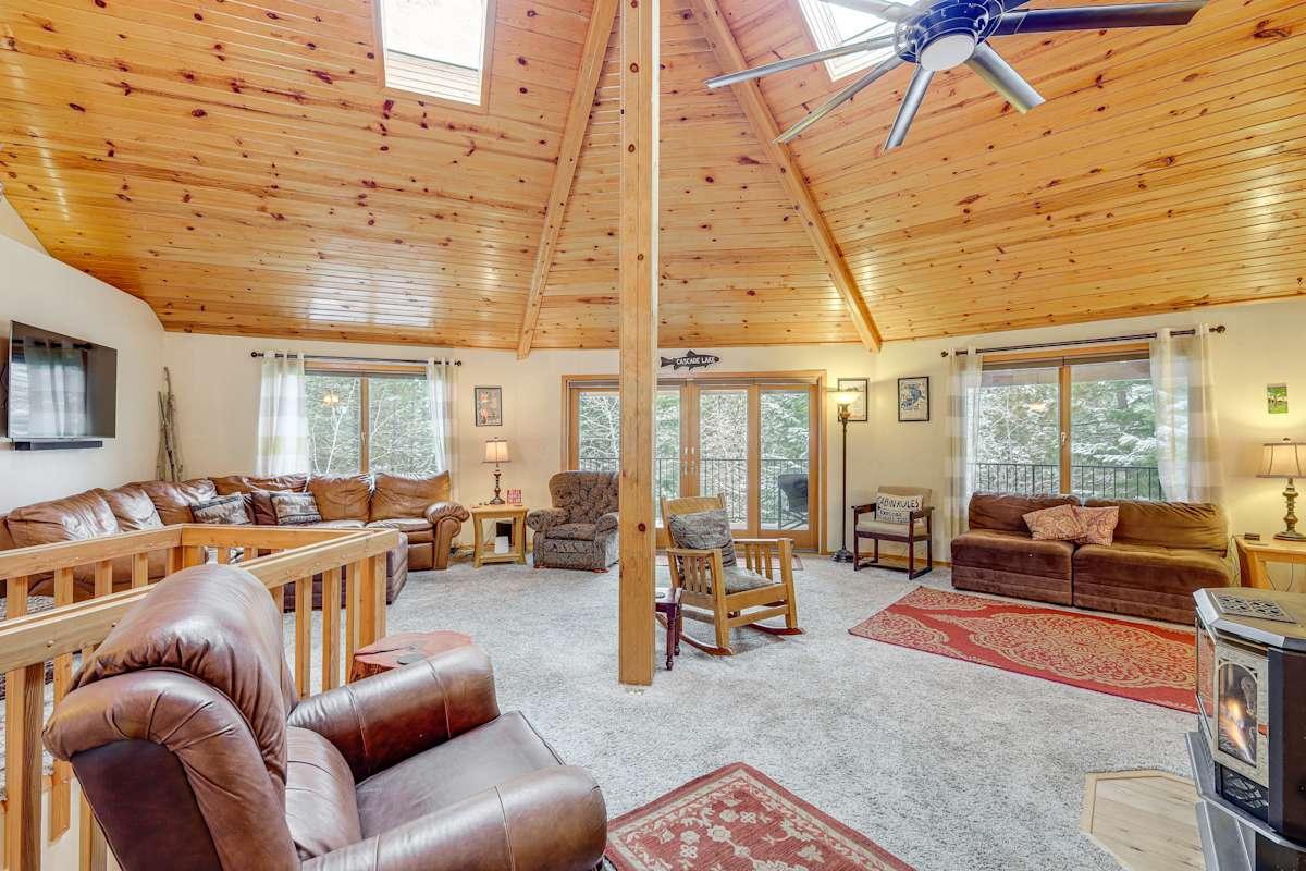 Deck + : Secluded Cabin near Lake