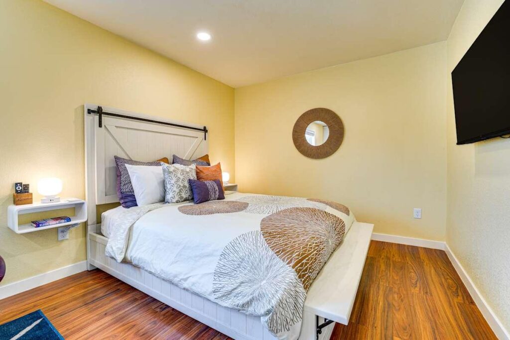 Modern Studio Lake Lowell photo in Boise, Idaho