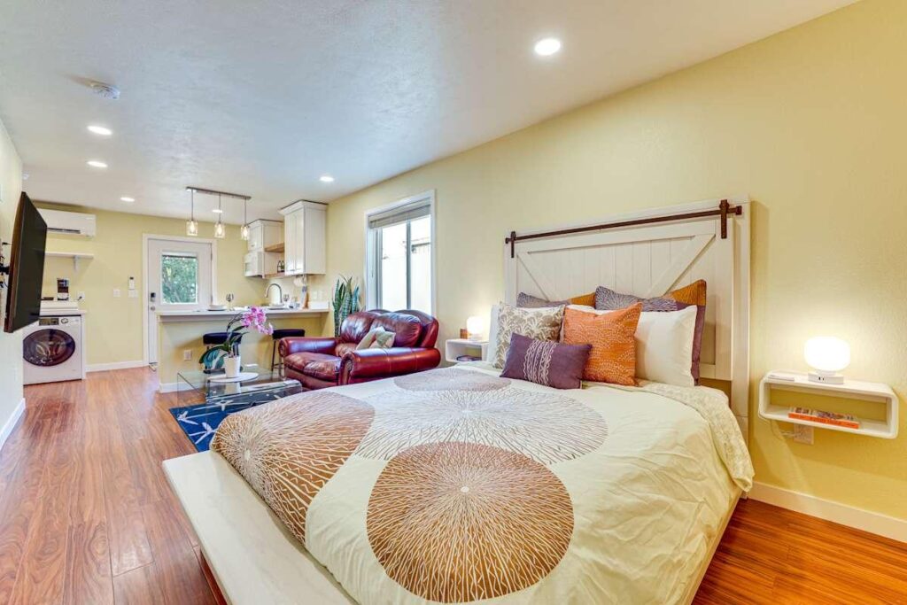 Modern Studio Lake Lowell photo in Boise, Idaho