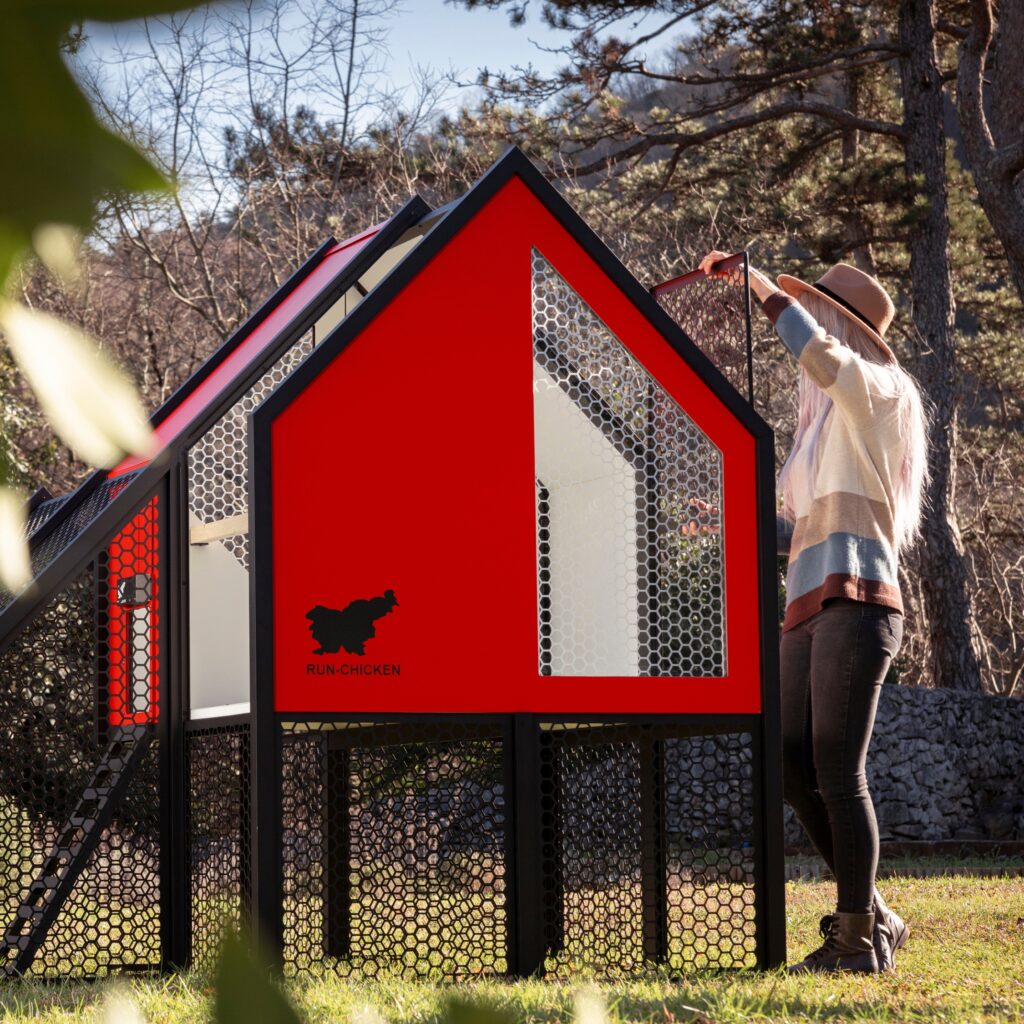 RUN-CHICKEN Villa – Smart Coop – Red