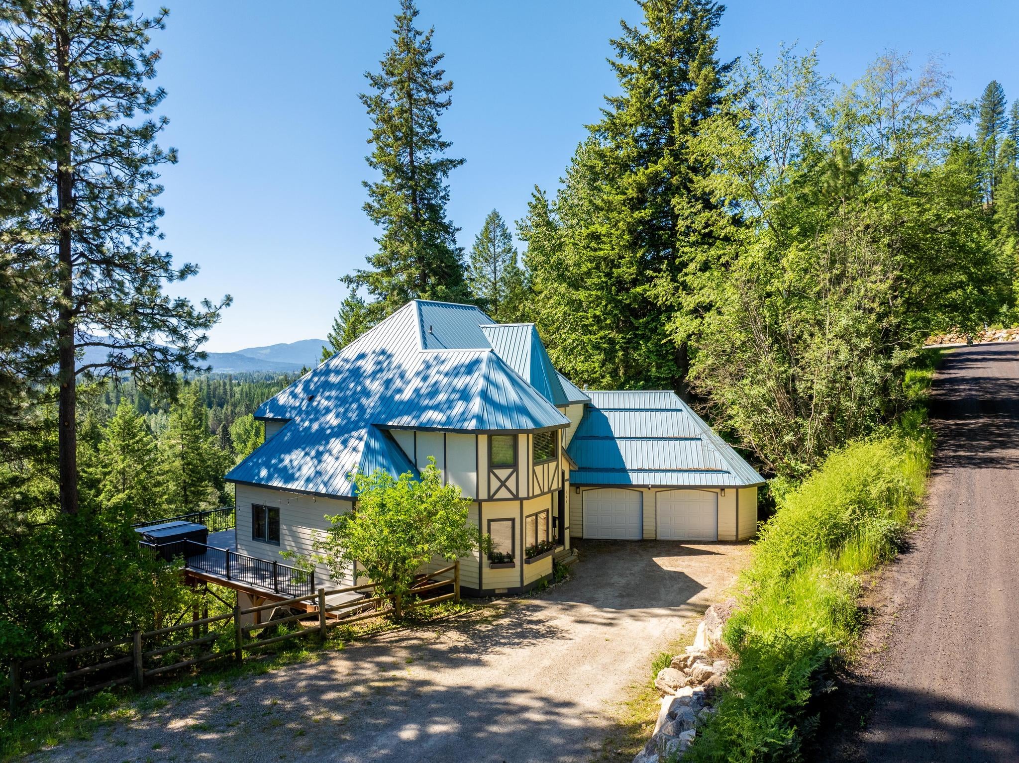Magpie Manor hot tub and mountain views Sandpoint vacation rental